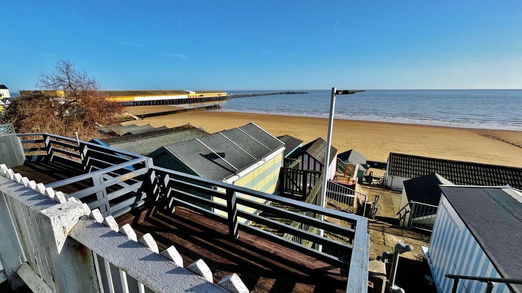 Property photo 2 of 11 Outside - Front