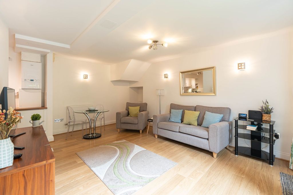 Property photo 3 of 8 Reception