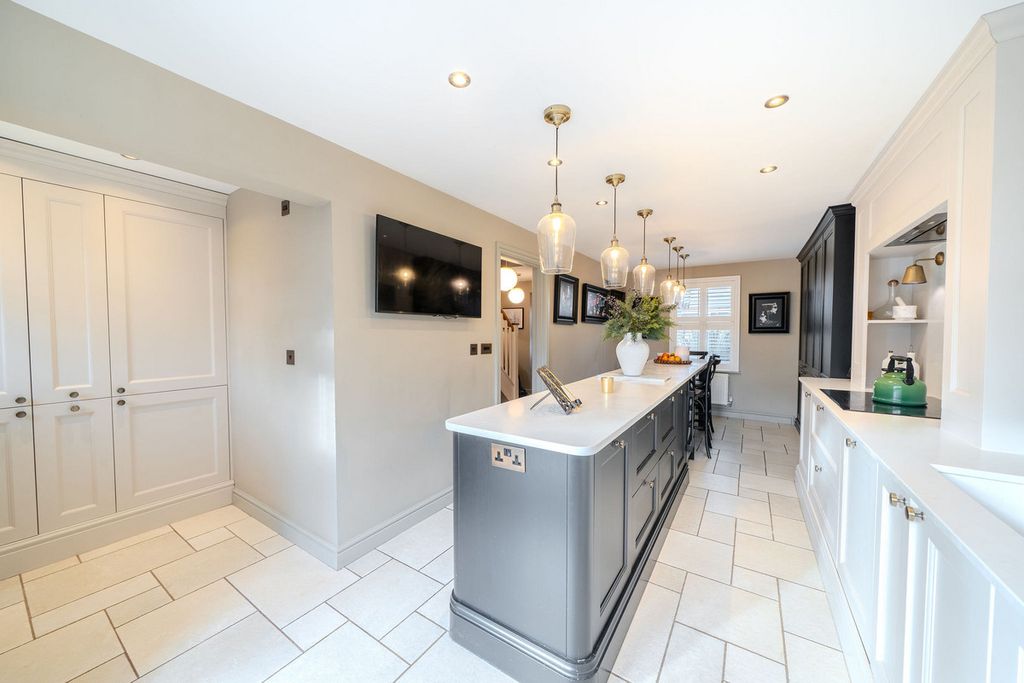 Property photo 3 of 43