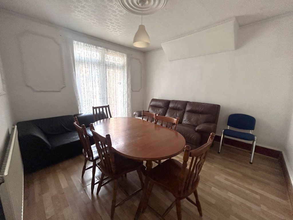 Property photo 3 of 16 Image00014