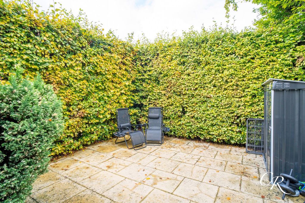 Property photo 3 of 23 Garden / Courtyard