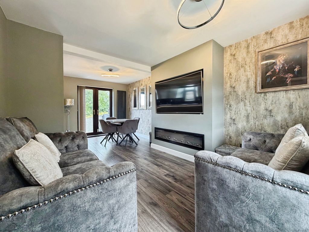 Property photo 3 of 15 Lounge / Dining
