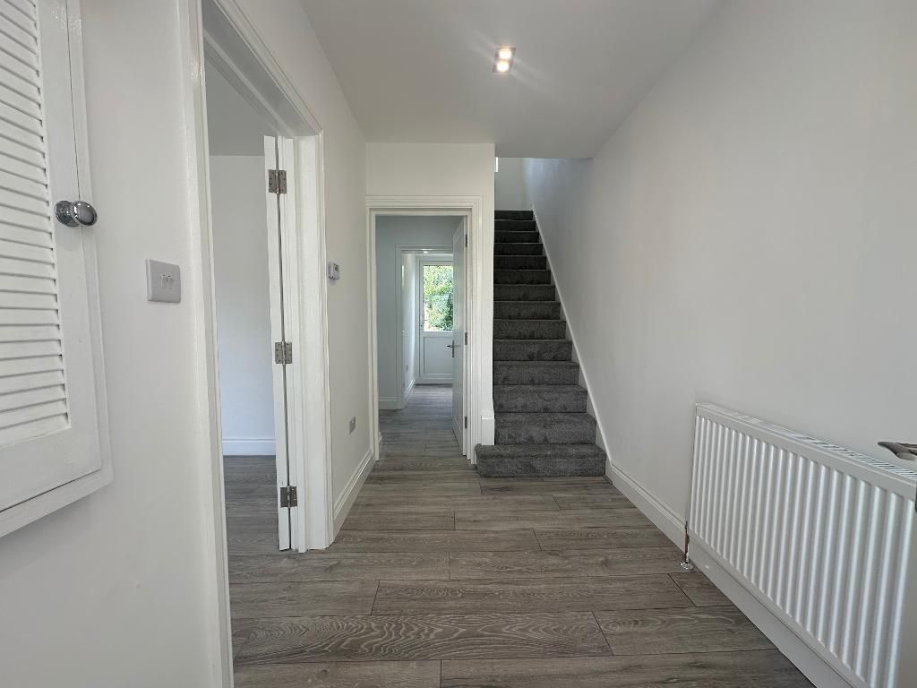 Property photo 2 of 16 Hallway