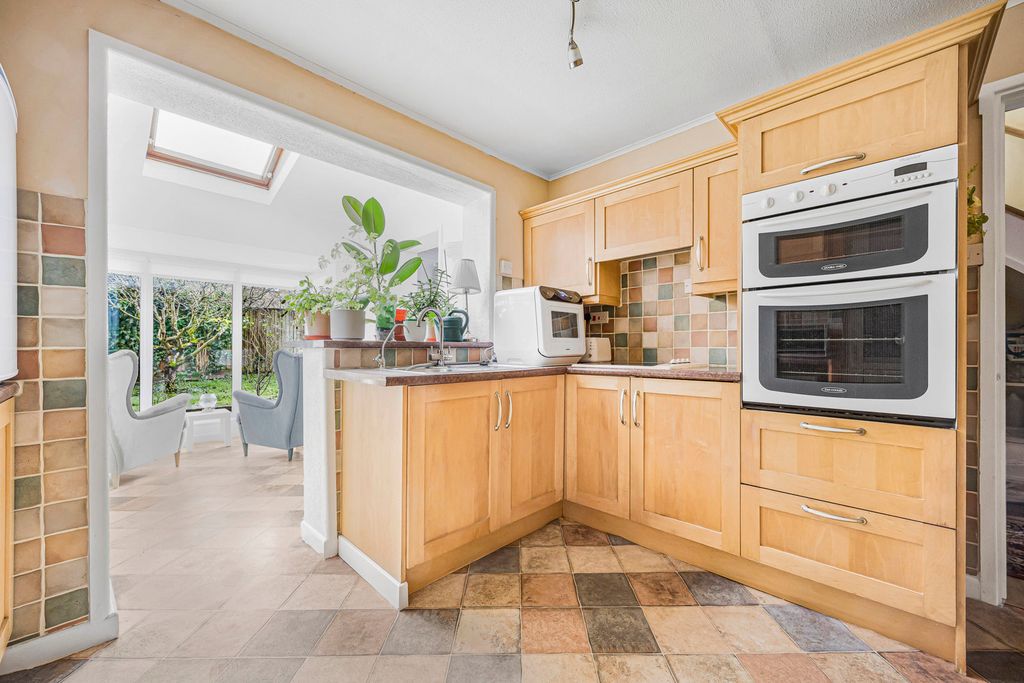 Property photo 3 of 23 Kitchen