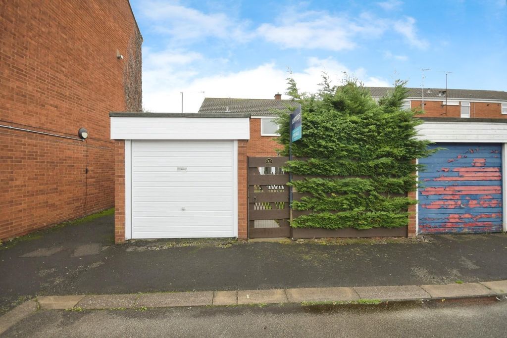 Property photo 2 of 19 Garage.Jpg