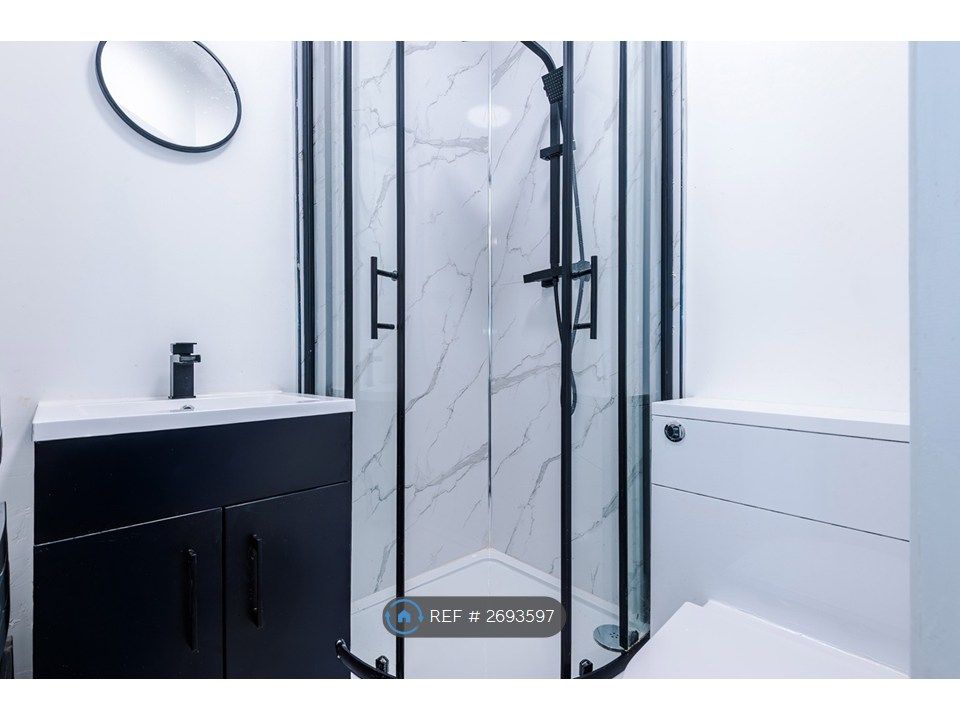 Property photo 3 of 18 Bathroom