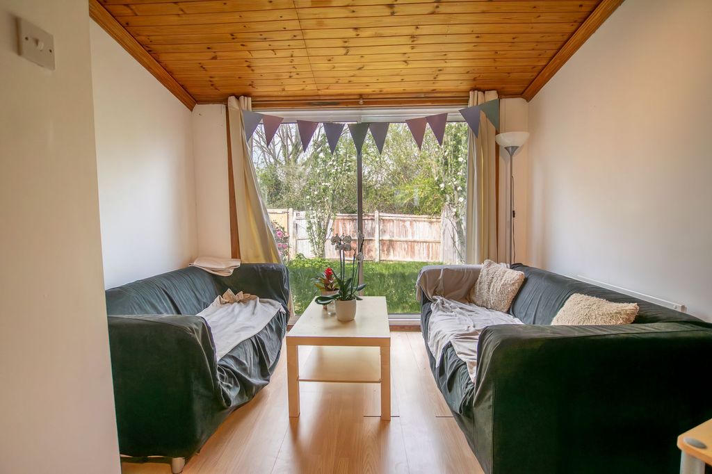 Property photo 3 of 12 Lounge