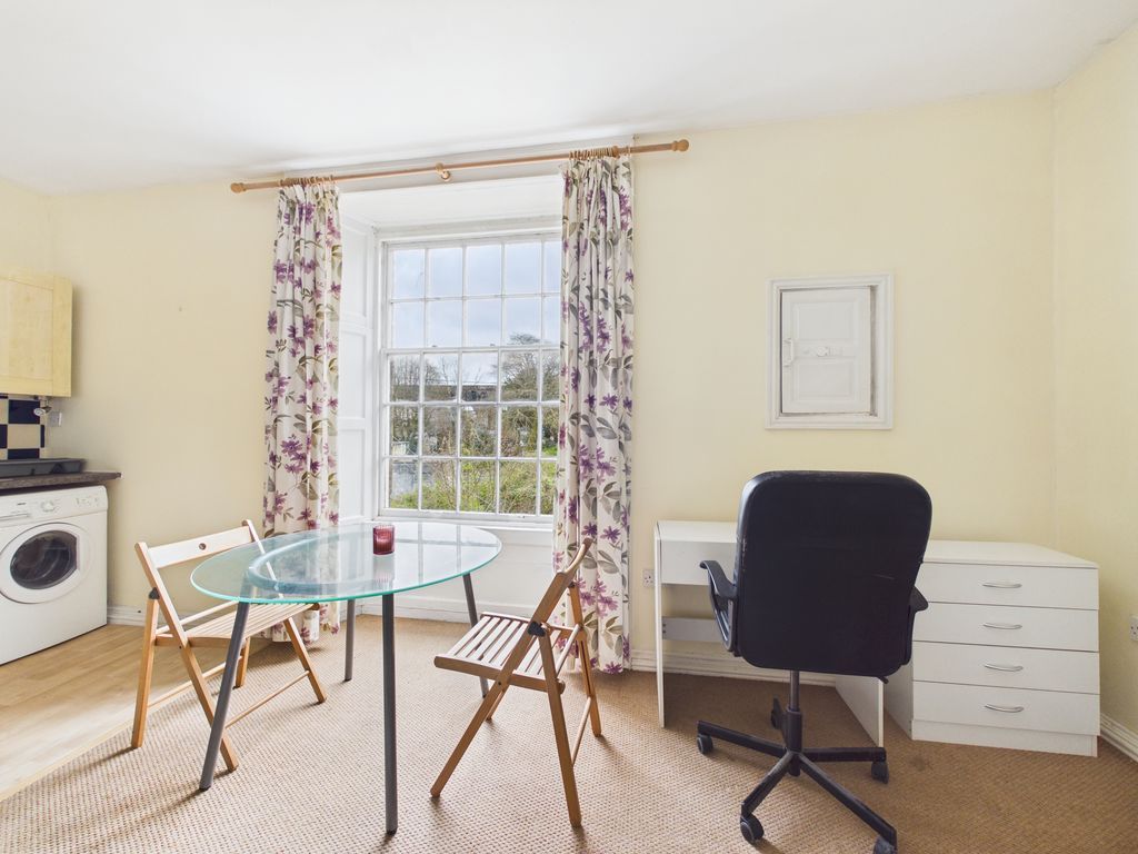 Property photo 3 of 9 Living Space