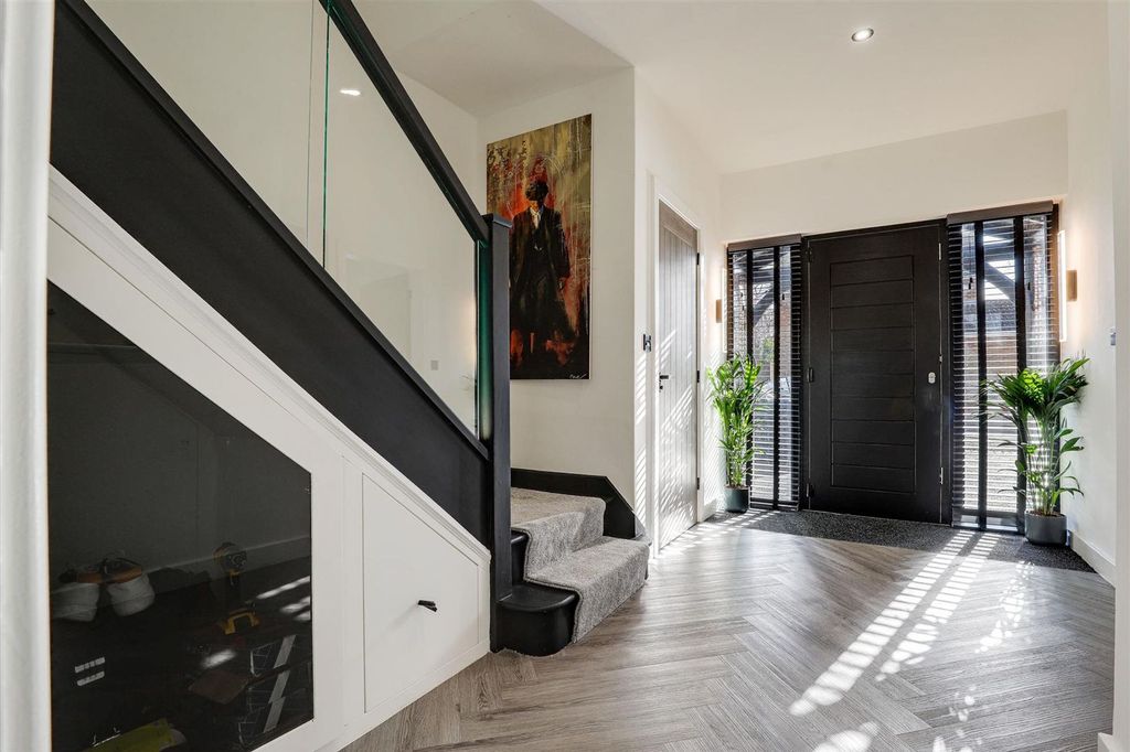 Property photo 3 of 28