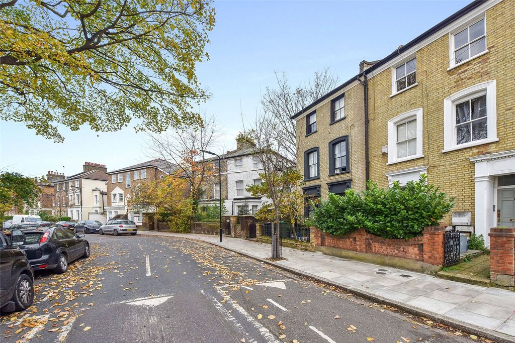 Property photo 3 of 13 Hackney, E8