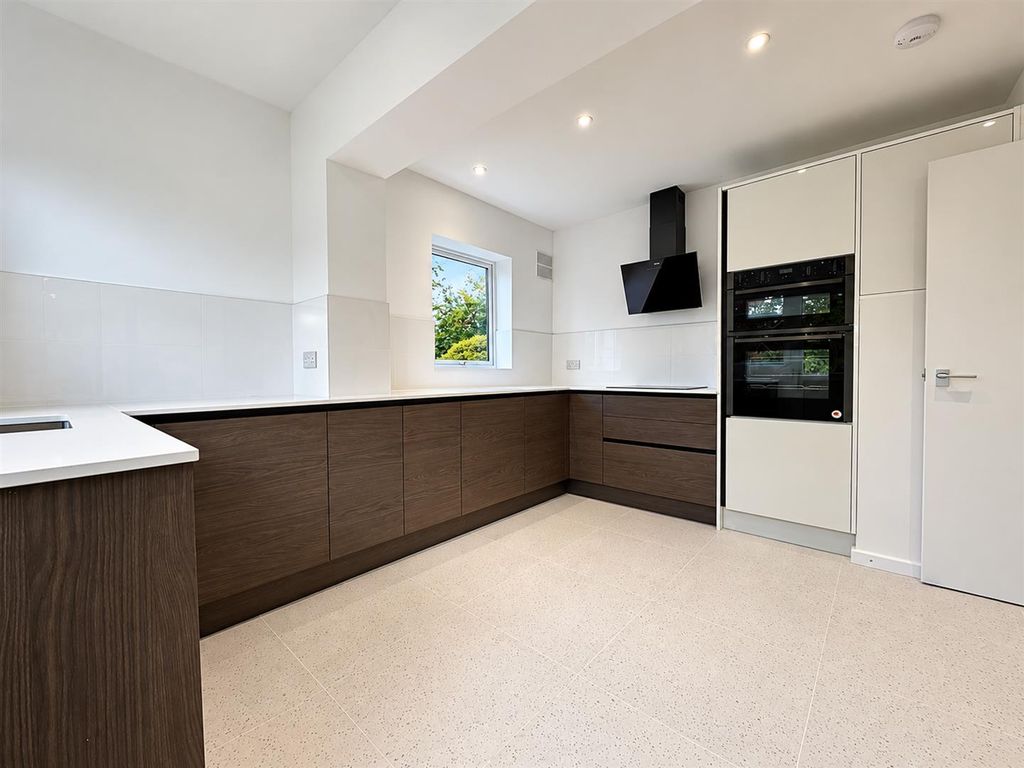 Property photo 3 of 12 Kitchen