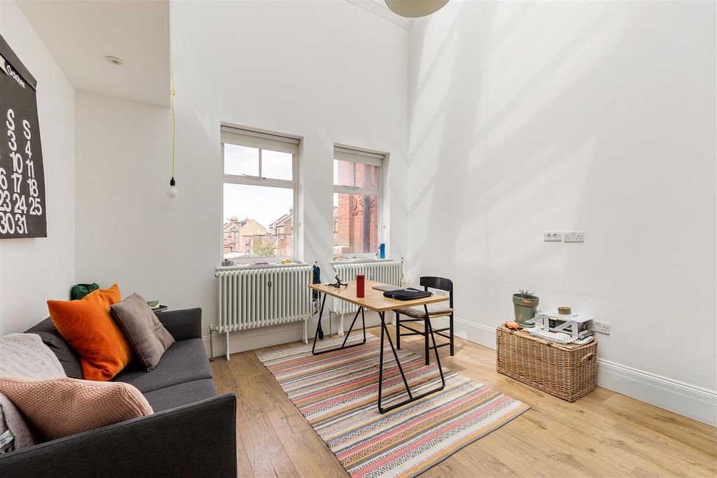 Property photo 2 of 23 Adelaide Road, E10