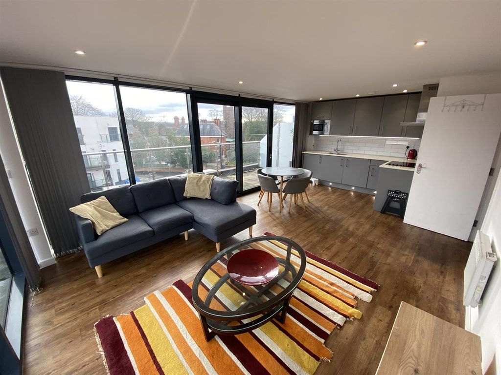 Property photo 3 of 21 Lounge