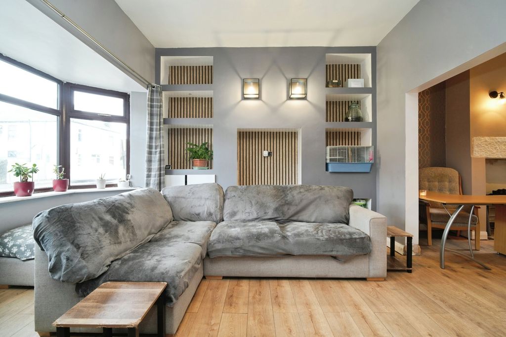 Property photo 2 of 16 Lounge