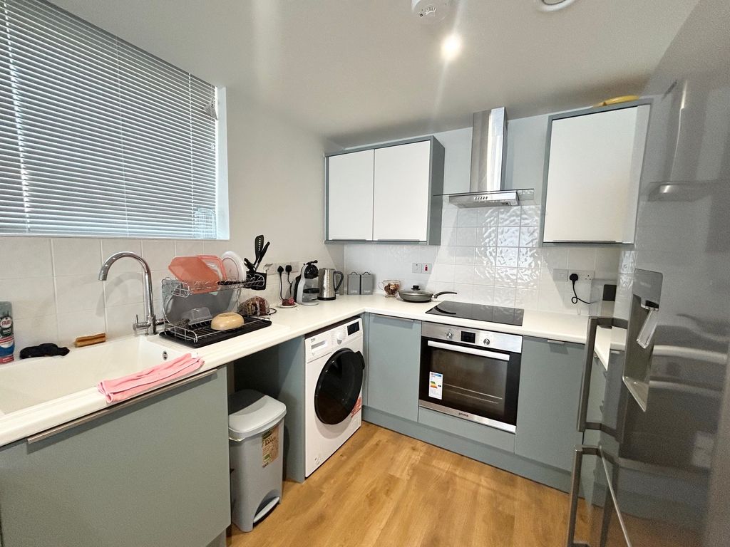 Property photo 3 of 10 Kitchen