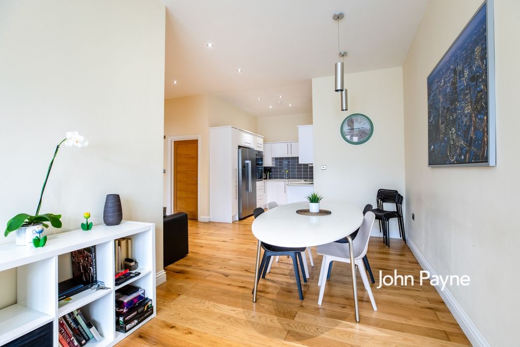 Property photo 3 of 10 E0E73168-A5Ad-F01...