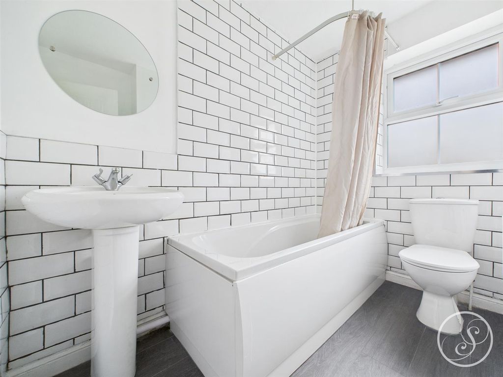 Property photo 3 of 14 Bathroom