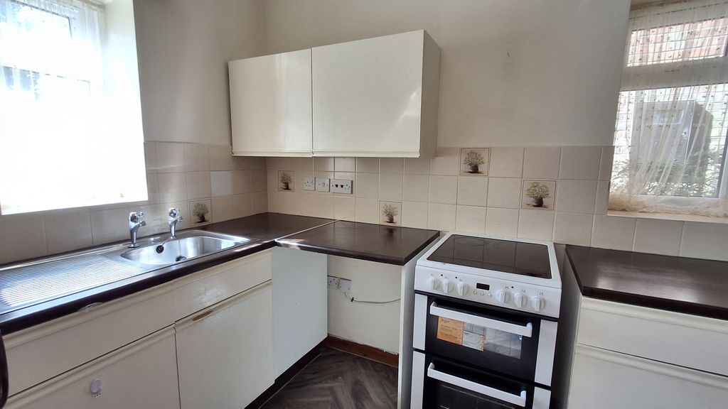 Property photo 3 of 12 Kitchen