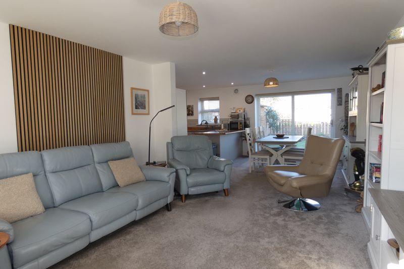 Property photo 3 of 32 Lounge