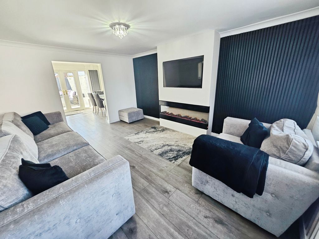 Property photo 3 of 24 Lounge