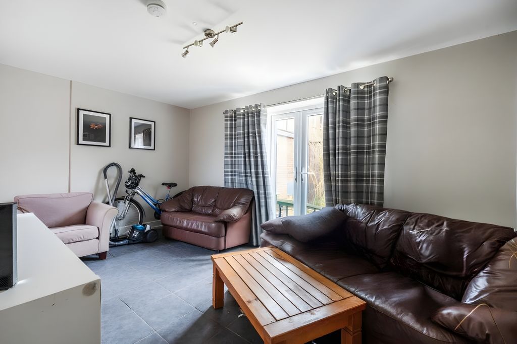 Property photo 2 of 17 Image