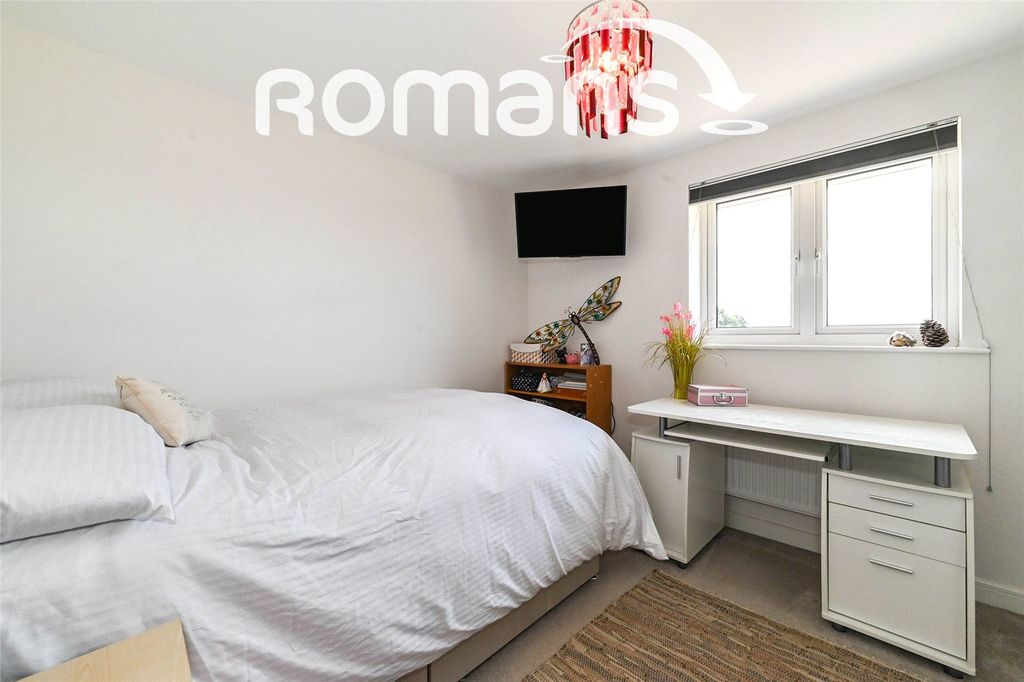 2 bed flat for saleEllwood Fields, Binfield, Bracknell RG42 photo 5