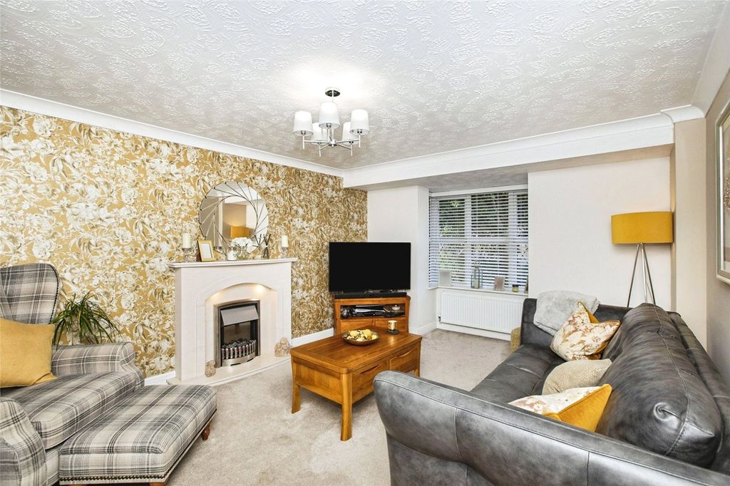 Property photo 2 of 17 Lounge