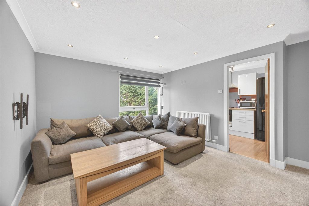 Property photo 3 of 20 Hillview Road