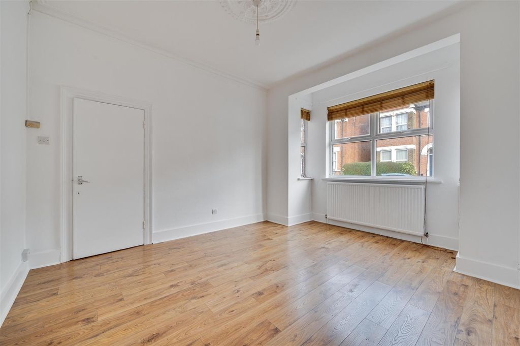 Property photo 3 of 19 Daniels_Wendover Road, Harlesden, Nw10_009.Jpg