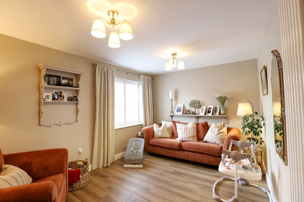 Property photo 3 of 24 Lounge