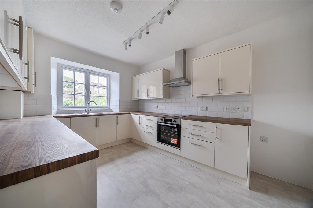Property photo 2 of 10 Modern Kitchen With New Appliances