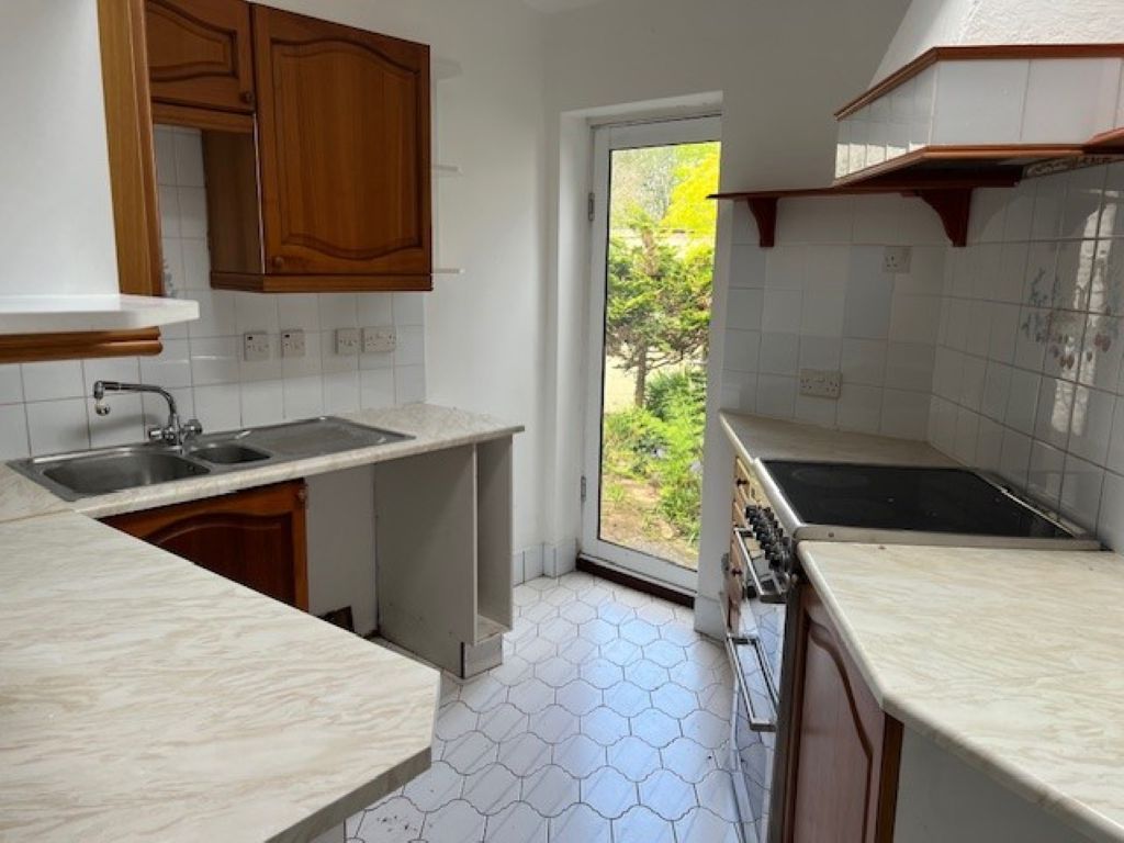 Property photo 2 of 11 Kitchen