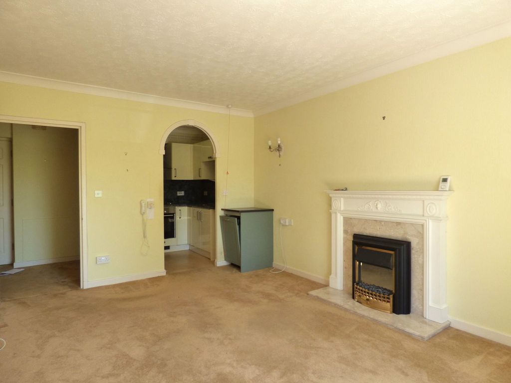 2 bed flat for saleWorcester Road, Malvern, Worcestershire WR14 photo 4