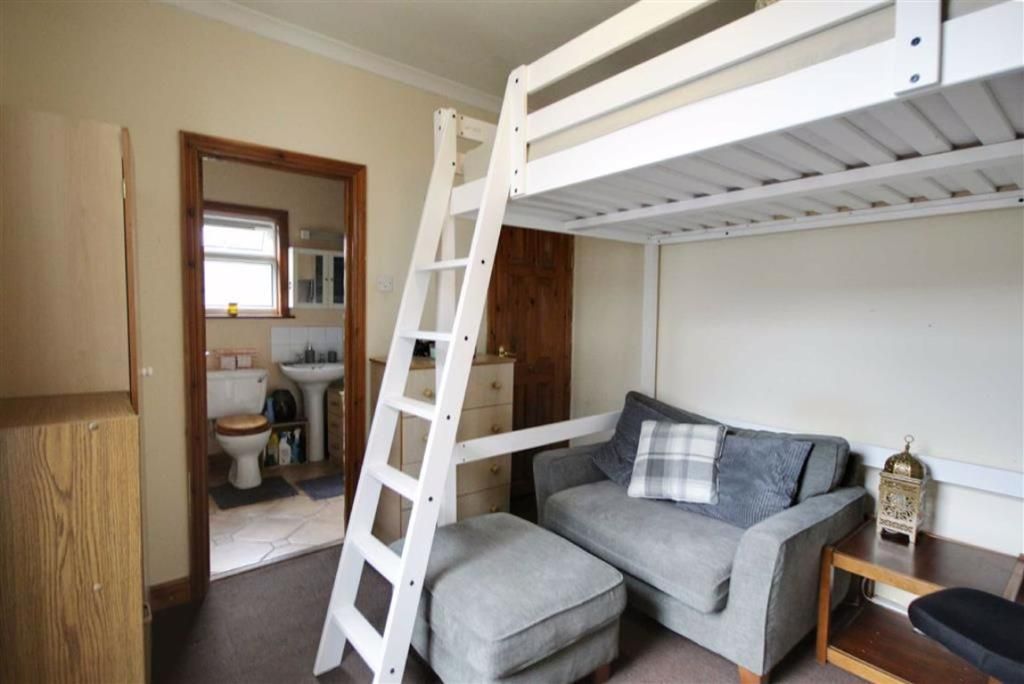 Property photo 2 of 6 Bedroom