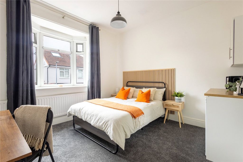 Property photo 1 of 22 Room 2