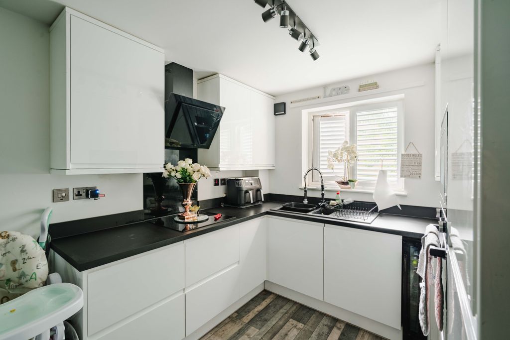 Property photo 2 of 11 11