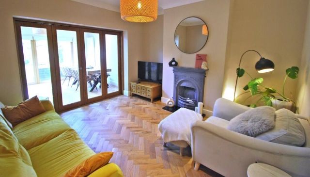 Property photo 3 of 20 Lounge