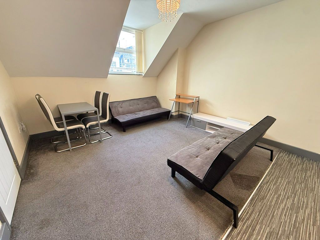 Property photo 3 of 11 Shared Communal Lounge