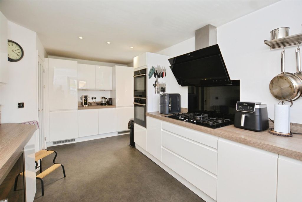 Property photo 3 of 35 Kitchen
