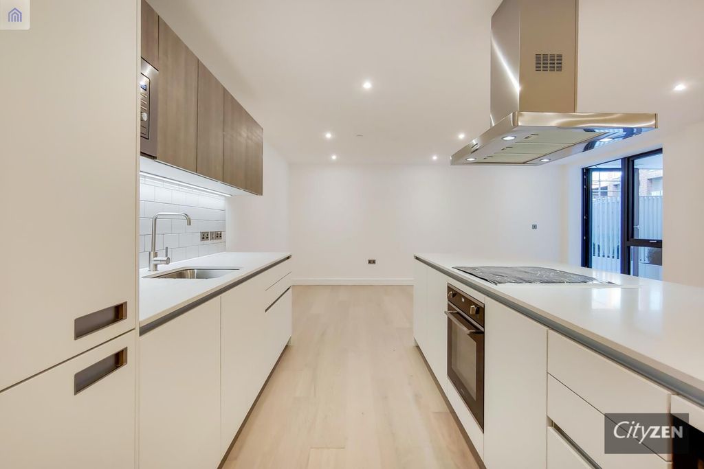 Property photo 3 of 17 Kitchen