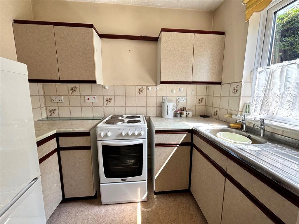 Property photo 3 of 10 Kitchen