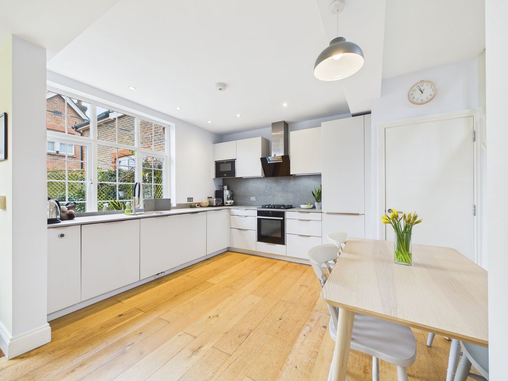 Property photo 3 of 18 Cam04018G0-Pr0462-Still012