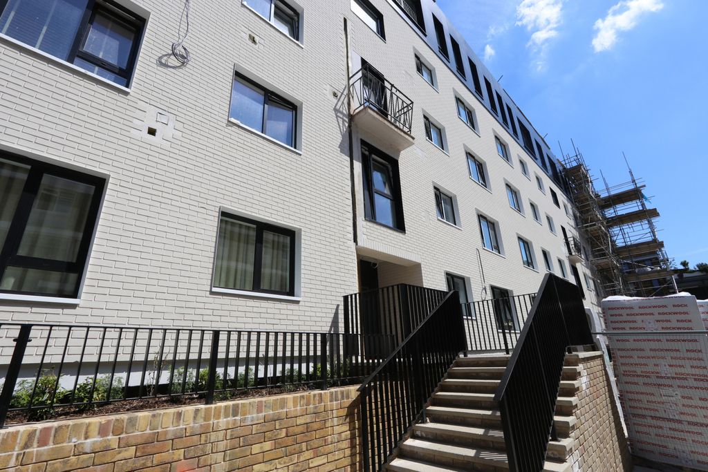 Property photo 1 of 9 3 Double Bedroom Flat With Private Garden