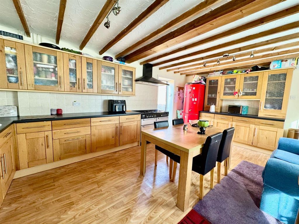 Property photo 3 of 18 Kithcne.Jpg