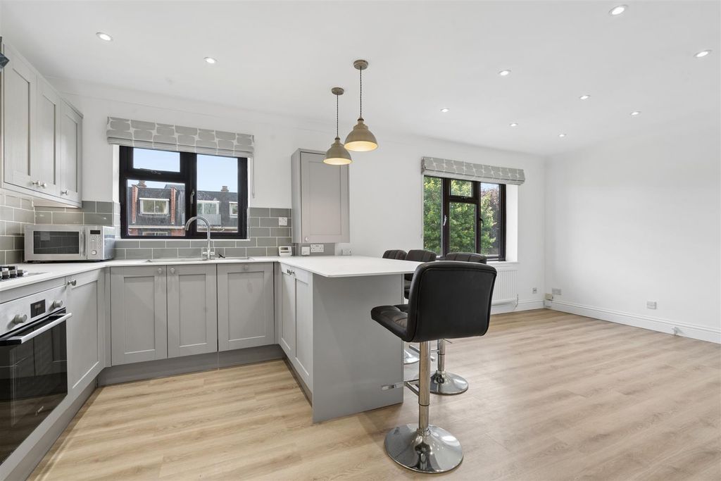 Property photo 2 of 7 8 Lelliot Court, 2A Edge Hill, Wimbledon, Sw19 4Lp