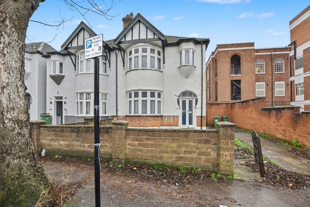 Property photo 1 of 14 2 Dobell Road, Eltham, London Se9 1He