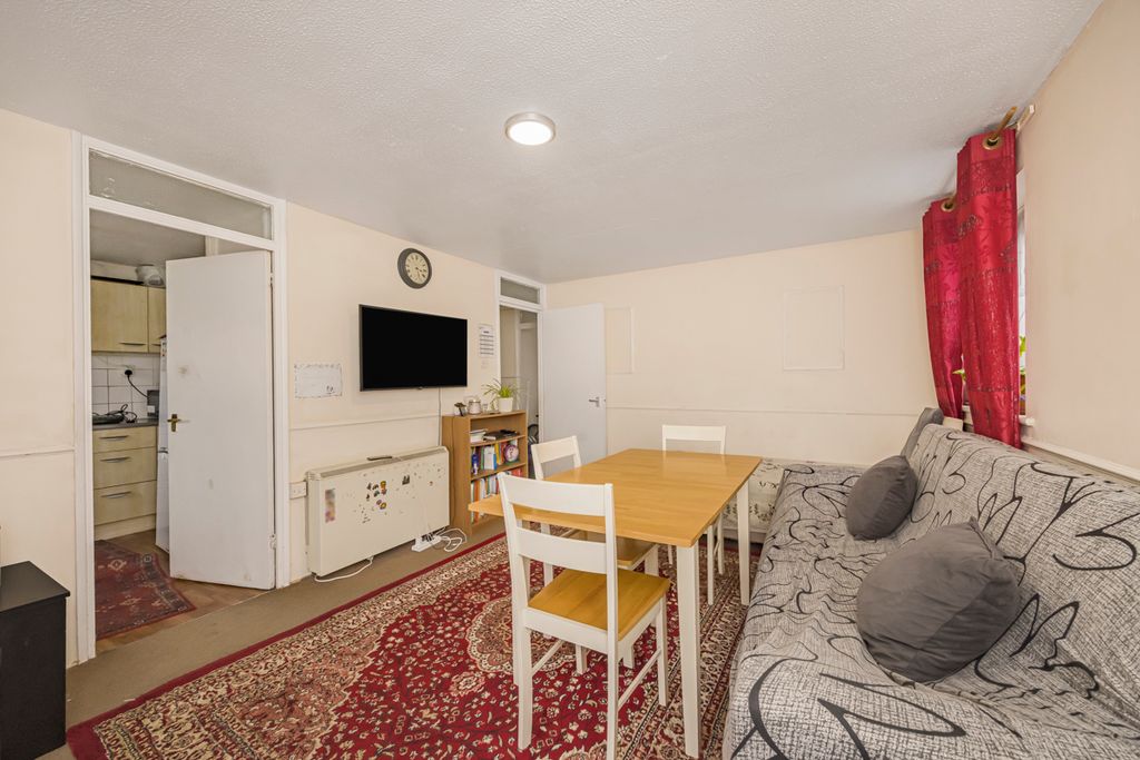 Property photo 3 of 14 25 Lynn Road, Newbury Park -006