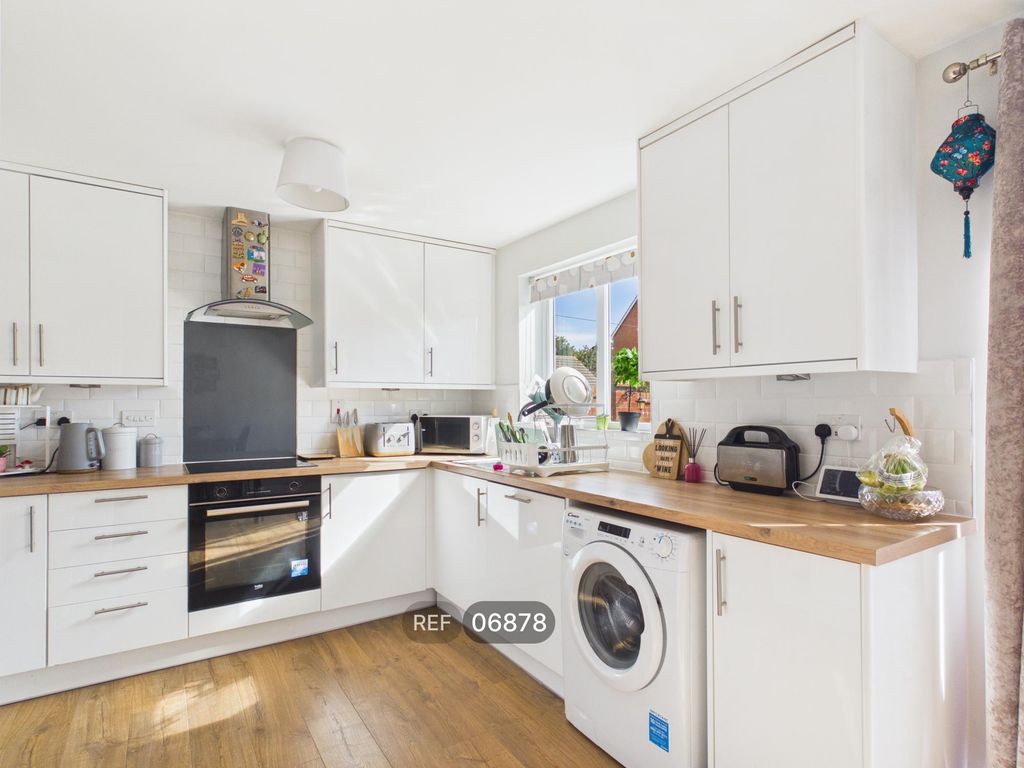 Property photo 3 of 18 Kitchen