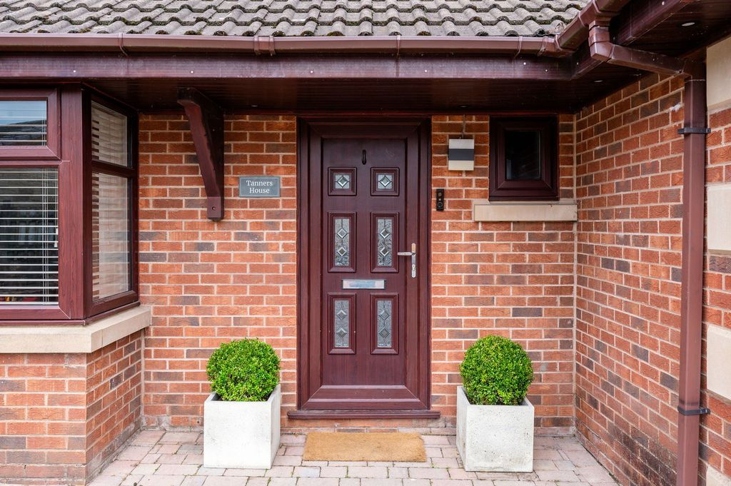 Property photo 2 of 34