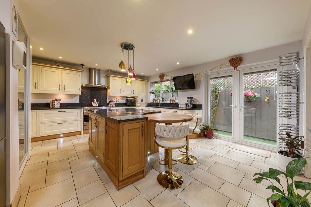 Property photo 2 of 33